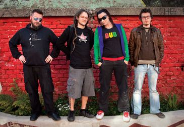 Dejan Dornik, Saša Serban - Yidaki, Katarina Deskovič - Kaja in Dejan Slak - Sleyk: organizatorji Dub laba in Dub Cluba Dejan Dornik, Saša Serban - Yidaki, Katarina Deskovič - Kaja in Dejan Slak - Sleyk: organizatorji Dub laba in Dub Cluba