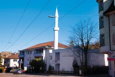 V Švici sta bili že v izhodišču z minareti zgrajeni le dve mošeji - ena v Z&uuml;richu (na sliki) in druga v Ženevi.