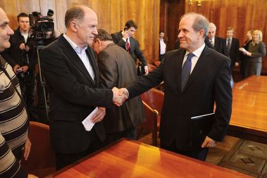 Ali sta zmožna dogovora: Dušan Semolič, Zveza svobodnih sindikatov Slovenije, in Ivan Svetlik, minister za delo, družino in socialne zadeve. Ali sta zmožna dogovora: Dušan Semolič, Zveza svobodnih sindikatov Slovenije, in Ivan Svetlik, minister za delo, družino in socialne zadeve.