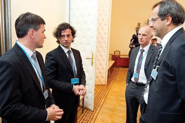Lobiji v lobiju: Uroš Rotnik - Teš 6 in Robert Golob - Gen i (levo) ter Stane Rožman - NEK in Alojz Stana - Geoplin po sestanku strateškega sveta za energetiko s predsednikom vlade. Lobiji v lobiju: Uroš Rotnik - Teš 6 in Robert Golob - Gen i (levo) ter Stane Rožman - NEK in Alojz Stana - Geoplin po sestanku strateškega sveta za energetiko s predsednikom vlade.