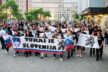 »Najbolj se bojim tistih, ki zahtevajo enotno mišljenje vseh. V imenu enotnosti so včasih ljudi metali v jame, sežigali na grmadah, pribijali na križe ali pa pošiljali v koncentracijska taborišča.« – dr. Aleš Gabrič (na sliki pripadniki gibanja Tu je Slovenija pred proslavo ob Dnevu državnosti) »Najbolj se bojim tistih, ki zahtevajo enotno mišljenje vseh. V imenu enotnosti so včasih ljudi metali v jame, sežigali na grmadah, pribijali na križe ali pa pošiljali v koncentracijska taborišča.« – dr. Aleš Gabrič (na sliki pripadniki gibanja Tu je Slovenija pred proslavo ob Dnevu državnosti)