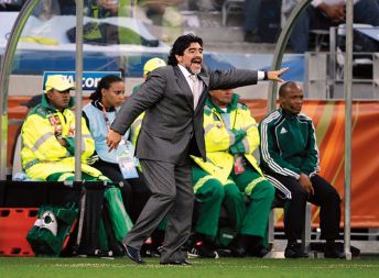 Diego Armando Maradona je z vsem, kar je počel, izkazoval, da hoče igrati in delati po svoje, da hoče biti logo zase, večji od Fife. To pa ne gre. Diego Armando Maradona je z vsem, kar je počel, izkazoval, da hoče igrati in delati po svoje, da hoče biti logo zase, večji od Fife. To pa ne gre.
