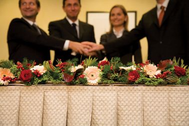 Gerbera, ilex, rdeče vrtnice in anthurium na podpisu koalicijske pogodbe med Karlom Erjavcem (Desus), Borutom Pahorjem (SD), Katarino Kresal (LDS) in Gregorjem Golobičem (Zares) (13. 11. 2008, Hotel Union, Ljubljana)