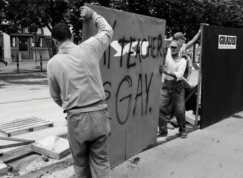 Ljubljana: delavci in napis &raquo;My teacher is gay&laquo;.