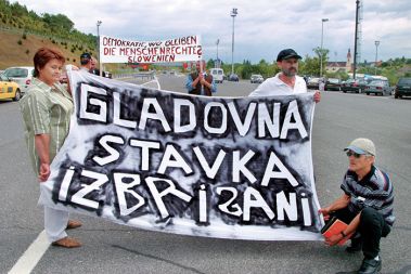 Gladovna stavka izbrisanih na mejnem prehodu Šentilj 