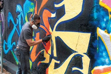 Grafitarji so za barve odšteli okoli 1000 evrov iz lastnih žepov, tudi gostje iz tujine so vse stroške pokrili sami.