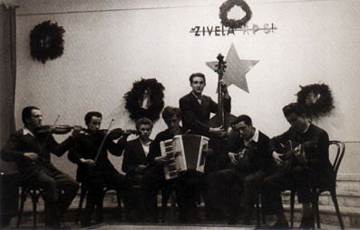 Radovan igra na kontrabas v orkestru DIC v Ljubljani leta 1947