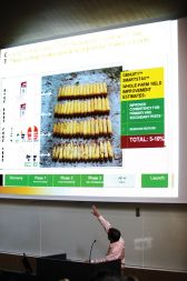 Dr. Nickson na predavanju na Biotehniški fakulteti med predstavljanjem \