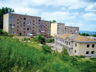 V Šušiju so ostali stanovanjski bloki sovjetskega tipa, kjer so našli dom begunci iz Azerbajdžana. V Šušiju so ostali stanovanjski bloki sovjetskega tipa, kjer so našli dom begunci iz Azerbajdžana.