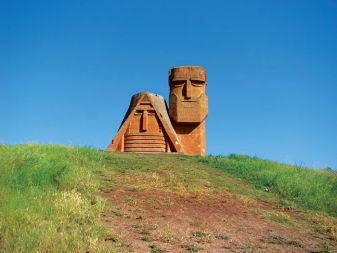 Mamik in Babik, mož in žena, sta simbol Gorskega Karabaha. Kip brez podnožja ponazarja gorjansko trdoživost.
