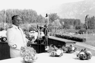 6. septembra 1953 se je, kot odgovor na italijansko kopičenje orožja ob meji, na Okroglici zbralo 300.000 ljudi. Tito je govoril: »Tu je narod, sposoben, ponosen, borben, miroljuben in odločen braniti vsako ped svoje zemlje pred vsakim, ki bi jo skušal spet napasti!« 6. septembra 1953 se je, kot odgovor na italijansko kopičenje orožja ob meji, na Okroglici zbralo 300.000 ljudi. Tito je govoril: »Tu je narod, sposoben, ponosen, borben, miroljuben in odločen braniti vsako ped svoje zemlje pred vsakim, ki bi jo skušal spet napasti!«
