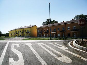 Vrstne hiše v neposredni bližini razdelilne transformatorske postaje v Divači. Vrstne hiše v neposredni bližini razdelilne transformatorske postaje v Divači.