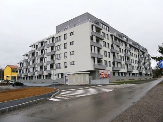 Poslovno-stanovanjski objekt s 111 bivalnimi enotami v Divači je bil zgrajen lani, umeščen pa je med železniško postajo in občinsko stavbo. Gradbeno dovoljenje za ta objekt je bilo izdano v času veljave sporne obvezne razlage občinskega prostorskega načrta, s katero se je med drugim višina enoetažnih objektov enačila s štirietažnimi. Ustavno sodišče je to obvezno razlago sicer razveljavilo, vendar takrat že začete sporne gradnje niso porušili. Poslovno-stanovanjski objekt s 111 bivalnimi enotami v Divači je bil zgrajen lani, umeščen pa je med železniško postajo in občinsko stavbo. Gradbeno dovoljenje za ta objekt je bilo izdano v času veljave sporne obvezne razlage občinskega prostorskega načrta, s katero se je med drugim višina enoetažnih objektov enačila s štirietažnimi. Ustavno sodišče je to obvezno razlago sicer razveljavilo, vendar takrat že začete sporne gradnje niso porušili.