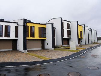 Gabrovo naselje s 30 vrstnimi hišami in z dvema večstanovanjskima blokoma je umeščeno v prostor s starejšimi individualnimi hišami. Gradbeno dovoljenje je bilo pridobljeno v nasprotju z določili občinskega prostorskega načrta. To in številne druge novogradnje v občini Divača so pretežno financirale banke v večinski državni lasti, sodeč po oglasih lokalnih nepremičninskih agencij pa so bili ciljni kupci predvsem iz Italije. Člani Civilne iniciative za Kras trdijo, da je občinska oblast pri vseh spornih novogradnjah nastopala kot pobudnica in zaveznica t. i. slamnatih investitorjev, namesto da bi zastopala javni interes. Danes je večina novih stanovanj v Divači nezasedena oziroma neprodana. Gabrovo naselje s 30 vrstnimi hišami in z dvema večstanovanjskima blokoma je umeščeno v prostor s starejšimi individualnimi hišami. Gradbeno dovoljenje je bilo pridobljeno v nasprotju z določili občinskega prostorskega načrta. To in številne druge novogradnje v občini Divača so pretežno financirale banke v večinski državni lasti, sodeč po oglasih lokalnih nepremičninskih agencij pa so bili ciljni kupci predvsem iz Italije. Člani Civilne iniciative za Kras trdijo, da je občinska oblast pri vseh spornih novogradnjah nastopala kot pobudnica in zaveznica t. i. slamnatih investitorjev, namesto da bi zastopala javni interes. Danes je večina novih stanovanj v Divači nezasedena oziroma neprodana.