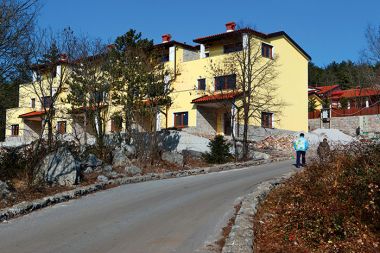 O pravem nasilju nad prostorom lahko govorimo v zvezi z nizom štirih hiš ob robu vasi Lokev. Po spremenjenem prostorskem načrtu občine Sežana je tu predvidenih toliko novogradenj, da bi se, če bi bile vse zgrajene, število prebivalcev vasi več kot podvojilo. O pravem nasilju nad prostorom lahko govorimo v zvezi z nizom štirih hiš ob robu vasi Lokev. Po spremenjenem prostorskem načrtu občine Sežana je tu predvidenih toliko novogradenj, da bi se, če bi bile vse zgrajene, število prebivalcev vasi več kot podvojilo.