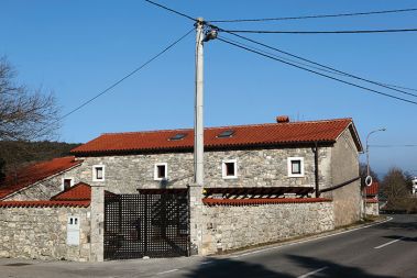 Dokaz, da je staro hišo mogoče obnoviti v spoštljivem odnosu do kraške stavbne dediščine smo našli v vasi Lokev. Lastnik te kamnite hiše je doma iz Borovnice na jugozahodnem obrobju Ljubljanskega barja. Dokaz, da je staro hišo mogoče obnoviti v spoštljivem odnosu do kraške stavbne dediščine smo našli v vasi Lokev. Lastnik te kamnite hiše je doma iz Borovnice na jugozahodnem obrobju Ljubljanskega barja.
