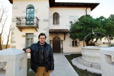 »Povpraševanje po nepremičninah je tolikšno, da bi lahko v kratkem podvojili število prebivalcev. Vendar gradbenih in zemljiških špekulacij nočemo in jih tudi ne dopuščamo. Načrtno omejujemo množične nakupe in nepremičnin ne prodajamo tistim, ki bi tu želeli imeti samo počitniško hišico. Želimo obdržati kulturno identiteto vasi in ljudi, ker to razumemo kot naše bogastvo,« pravi Paolo Vizintin, župan občine Doberdob na italijanskem Krasu. »Povpraševanje po nepremičninah je tolikšno, da bi lahko v kratkem podvojili število prebivalcev. Vendar gradbenih in zemljiških špekulacij nočemo in jih tudi ne dopuščamo. Načrtno omejujemo množične nakupe in nepremičnin ne prodajamo tistim, ki bi tu želeli imeti samo počitniško hišico. Želimo obdržati kulturno identiteto vasi in ljudi, ker to razumemo kot naše bogastvo,« pravi Paolo Vizintin, župan občine Doberdob na italijanskem Krasu.