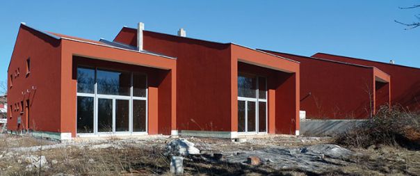 Predstavniki Civilne iniciative kot izjemno moteča omenjajo dvojčka na robu naselja Križ, ki ju je projektiral arhitekt Matej Mljač. Neizkušeni investitor tega projekta je bankrotiral, lastnice so postale banke, oba dvojčka pa sta še vedno nenaseljena. Tudi če se strinjamo s tistimi, ki pravijo, da vrstne hiše ne sodijo na Kras, moramo priznati, da sta ta dvojčka z arhitekturnega vidika veliko boljša kot številne druge, okoliške hiše, ki so jih lokalni prebivalci po nekoliko predelanih tipskih načrtih zgradili v zadnjih desetletjih. Arhitektura dvojčkov je namenoma asketska, saj gre za energetsko varčno gradnjo. »Kraška hiša je v svoji primarni zasnovi asketska, enostavnih volumnov, s skromnimi, a premišljenimi detajli. Prav tako, kot mora biti danes zasnovana energetsko varčna hiša,« pojasnjuje Mljač. Predstavniki Civilne iniciative kot izjemno moteča omenjajo dvojčka na robu naselja Križ, ki ju je projektiral arhitekt Matej Mljač. Neizkušeni investitor tega projekta je bankrotiral, lastnice so postale banke, oba dvojčka pa sta še vedno nenaseljena. Tudi če se strinjamo s tistimi, ki pravijo, da vrstne hiše ne sodijo na Kras, moramo priznati, da sta ta dvojčka z arhitekturnega vidika veliko boljša kot številne druge, okoliške hiše, ki so jih lokalni prebivalci po nekoliko predelanih tipskih načrtih zgradili v zadnjih desetletjih. Arhitektura dvojčkov je namenoma asketska, saj gre za energetsko varčno gradnjo. »Kraška hiša je v svoji primarni zasnovi asketska, enostavnih volumnov, s skromnimi, a premišljenimi detajli. Prav tako, kot mora biti danes zasnovana energetsko varčna hiša,« pojasnjuje Mljač.