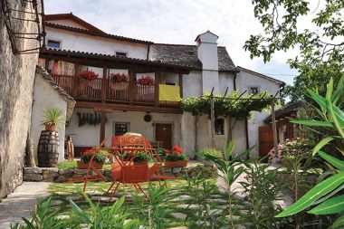 Primer zgledne prenove je tudi Mladinski hotel Pliskovica v osrčju Krasa v bližini Dutovelj, Komna in Štanjela. Prenova več kot 400 let stare kraške domačije Pri Slamčevih, zavarovane kot kulturni spomenik, je bila izpeljana pod vodstvom družbe Projekt, d. d., iz Nove Gorice, arhitektka pa je bila Marijana Vodopivec. S prenovo, končana je bila junija leta 2003, so ohranili vse tipične elemente kraške arhitekture. Primer zgledne prenove je tudi Mladinski hotel Pliskovica v osrčju Krasa v bližini Dutovelj, Komna in Štanjela. Prenova več kot 400 let stare kraške domačije Pri Slamčevih, zavarovane kot kulturni spomenik, je bila izpeljana pod vodstvom družbe Projekt, d. d., iz Nove Gorice, arhitektka pa je bila Marijana Vodopivec. S prenovo, končana je bila junija leta 2003, so ohranili vse tipične elemente kraške arhitekture.