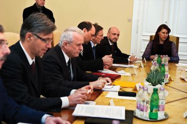 Ktja Božič na vrhu mize