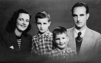 Družina Lokar: mama Sonja, brat Aleš, Vanja in oče Zdenko (1942)