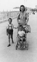 Vanja s starejšim bratom Alešem in mamo Sonjo leta 1942 v Gradežu