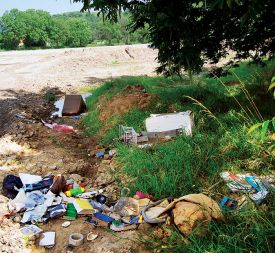 Ker nihče ne varuje gradbišča, že nastaja smetišče Ker nihče ne varuje gradbišča, že nastaja smetišče