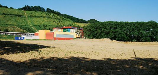 Za potrebe obsežnega gradbišča na vodovarstvenem območju so odstranili naravni zaščitni sloj. V ozadju nova stavba škofijske gimnazije. Za potrebe obsežnega gradbišča na vodovarstvenem območju so odstranili naravni zaščitni sloj. V ozadju nova stavba škofijske gimnazije.