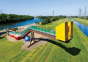 Projekt Med vodami (2010) je omogočil samozadosten sistem za zbiranje vode med reko Emscher, najbolj onesnaženo reko v Nemčiji, in kanalom Rhine-Herne v bližini Essna. Projekt je pokazal, da je mogoče oživiti okolje in z osnovno tehnologijo zgraditi visokotehnološki sistem.