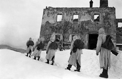 Partizanska izvidnica Notranjskega odreda na poti mimo ruševin v Loški dolini 1945. Partizanska izvidnica Notranjskega odreda na poti mimo ruševin v Loški dolini 1945.