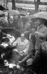 Bojkot preštevanja slovenske manjšine na Koroškem. Slovenski volilci protestno zažigajo volilne glasovnice pred deželnim zborom v središču Celovca. 14. november 1976. Bojkot preštevanja slovenske manjšine na Koroškem. Slovenski volilci protestno zažigajo volilne glasovnice pred deželnim zborom v središču Celovca. 14. november 1976.