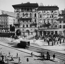 Vsakodnevni prizori nasilja policije na tržaških ulicah ob prihodu zavezniške komisije, Trst, Piazza Unitá, 1946 Vsakodnevni prizori nasilja policije na tržaških ulicah ob prihodu zavezniške komisije, Trst, Piazza Unitá, 1946