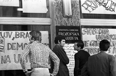 Študentski protesti z zahtevami po svobodni univerzi in demokratizaciji družbe pred Filozofsko fakulteto v Ljubljani maja 1971. Študentski protesti z zahtevami po svobodni univerzi in demokratizaciji družbe pred Filozofsko fakulteto v Ljubljani maja 1971.