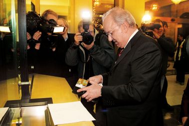 Na ministrstvu za finance, ki ga vodi Andrej Bajuk, trdijo, da vlada ni nikogar prisiljevala v nakup delnic Nove Ljubljanske banke.