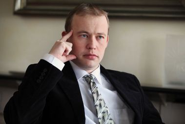 Matej Lahovnik, minister za gospodarstvo: &ldquo;Ne gre za vprašanje, ali prodajati t. i. državno srebrnino. Pravo vprašanje je, ali je smiselno, da se država zadolžuje zato, da se denar davkoplačevalcev nameni za dokapitalizacijo banke. &rdquo;