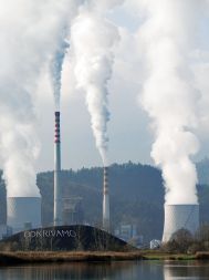 Termoelektrarna Šoštanj (v ospredju na kupu lignita napisana beseda Odkrivamo, kot del  projekta &raquo;Kako se napiše supermesto&laquo;. Napis je sestavljen iz 450 belih pvc-vreč, napolnjenih s premogom)