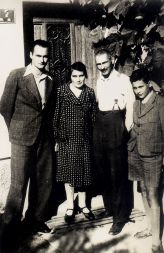 Družina Osolnik na pragu domače hiše v Novem mestu pred začetkom vojne: brat Marjan, mati in oče ter Bogdan