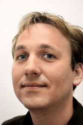 Tadej Gorup, glasbena redakcija Radia Koper: “Četrta edicija koprskega festivala nesprijaznjenosti z družbeno danostjo, ki je nastal z namenom boja proti neoliberalnemu kapitalizmu in posledični kulturni otopelosti, nam tudi letos ponuja obilico različnih dogodkov; od filmskih in glasbenih do predavanj in javnih razprav, katerih skupna točka je osveščanje o vseobsegajočem neoliberalizmu. Največjo pozornost sta do sedaj pritegnila predavanje in film Toma Križnarja ter nastop garažnega ženskega zbora Kombinat.”