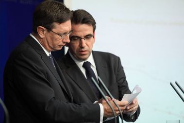 Predsednik vlade Borut Pahor skupaj s Petrom Pogačarjem, direktorjem direktorata za delovna razmerja na ministrstvu za delo in vodjo strokovne skupine za pripravo pokojninske reforme. Pogačar je ob predstavitvi osnutka pokojninske reforme opozoril, da bomo res delali dlje, a za višje in ne nižje pokojnine. Predsednik vlade Borut Pahor skupaj s Petrom Pogačarjem, direktorjem direktorata za delovna razmerja na ministrstvu za delo in vodjo strokovne skupine za pripravo pokojninske reforme. Pogačar je ob predstavitvi osnutka pokojninske reforme opozoril, da bomo res delali dlje, a za višje in ne nižje pokojnine.