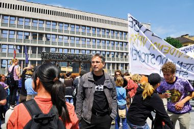 Dr. Andrej Kurnik in Fronta prekercev zapuščajo demonstracije, v ozadju še nepoškodovani parlament