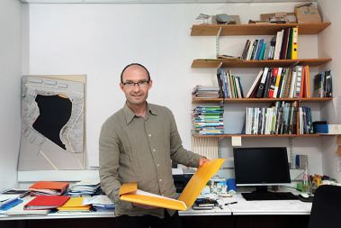 Miha Kajzelj nasprotuje pretirani pozidavi gora. Pravi, da imajo Avstrijci in Švicarji v svojih gorah precej manj gorskih postojank, kot jim imamo Slovenci.