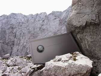 Bivak na Kotovem sedlu pod Jalovcem je oblikovan kot oglat in nesimetrično prisekan siv volumen, ki ga od skal ločijo le štiri okrogla okna. Stoji ob velikanskem razpočenem balvanu, ob katerega je umeščen kot klin, ki podpira skalno gmoto. 