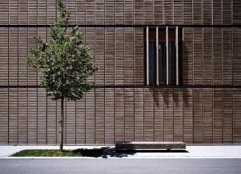 Univerzitetni kampus v Aalnu v Nemčiji (MFG Architekten, 2008) Večnadstropni objekti univerzitetnega centra za tehnologijo, ki so vsi leseni, stojijo zunaj mesta v naravnem okolju. Vse obdaja estetsko in energetsko natančno zasnovana in izvedena dvojna fasada, pri kateri se za zunanjimi lamelami lesenih senčil skriva notranja steklena fasada, na jugu z globokimi terasami, na severu z ožjimi balkoni. Med mobilnimi paneli, ki zaprti delujejo kot prefinjena čipka, odprti pa kot različno velike okenske zareze, se vzpostavi dinamična kompozicija. Univerzitetni kampus v Aalnu v Nemčiji (MFG Architekten, 2008) Večnadstropni objekti univerzitetnega centra za tehnologijo, ki so vsi leseni, stojijo zunaj mesta v naravnem okolju. Vse obdaja estetsko in energetsko natančno zasnovana in izvedena dvojna fasada, pri kateri se za zunanjimi lamelami lesenih senčil skriva notranja steklena fasada, na jugu z globokimi terasami, na severu z ožjimi balkoni. Med mobilnimi paneli, ki zaprti delujejo kot prefinjena čipka, odprti pa kot različno velike okenske zareze, se vzpostavi dinamična kompozicija.