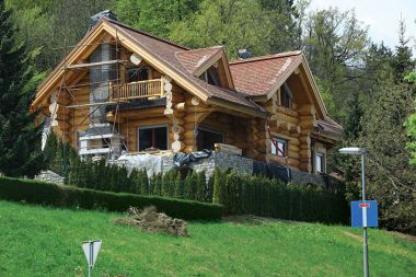 Lesena brunarica v Ljubljani Les seveda ni univerzalno zdravilo, ki bi ga jemali ob vsaki priložnosti, v vseh oblikah in za vse simptome. Zelo pomembno je vedeti, zakaj, kdaj, kje in seveda kako ga uporabljamo. To je odvisno od konteksta lokacije, programske naloge, naročnika in arhitekta. Zato brunarica z Divjega zahoda niti estetsko niti ekološko in energetsko seveda ne sodi v suburbano okolje evropskega mesta, niti vasi. Podobno velja za kakšne druge slovenske »ekstravagance« (novodobni gradiči, haciende, transformatorji in podobno). To bi morali vedeti naročniki, pa tudi arhitekti, občine in upravne enote oziroma država! Lesena brunarica v Ljubljani Les seveda ni univerzalno zdravilo, ki bi ga jemali ob vsaki priložnosti, v vseh oblikah in za vse simptome. Zelo pomembno je vedeti, zakaj, kdaj, kje in seveda kako ga uporabljamo. To je odvisno od konteksta lokacije, programske naloge, naročnika in arhitekta. Zato brunarica z Divjega zahoda niti estetsko niti ekološko in energetsko seveda ne sodi v suburbano okolje evropskega mesta, niti vasi. Podobno velja za kakšne druge slovenske »ekstravagance« (novodobni gradiči, haciende, transformatorji in podobno). To bi morali vedeti naročniki, pa tudi arhitekti, občine in upravne enote oziroma država!