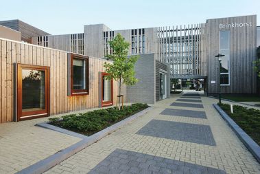 Stanovanja za starejše in zdravstveni center Meander, Nizozemska (UArchitects) Dinamična urbana kompozicija različno visokih lesenih objektov s prehodi, atriji in majhnimi parki je z meandri vtkana v suburbano okolje. Je lep primer, kako je mogoče celo velike, večnadstropne stavbe elegantno izvesti z leseno konstrukcijo in raznolikimi oblogami ter se tudi tako boriti za uravnoteženo okolje, proti podnebnim spremembam, za »nizkoogljično« družbo. Kombinacija z opečnatimi zidovi pomaga z materialom, barvo in teksturo popestriti likovno doživetje naselja. Stanovanja za starejše in zdravstveni center Meander, Nizozemska (UArchitects) Dinamična urbana kompozicija različno visokih lesenih objektov s prehodi, atriji in majhnimi parki je z meandri vtkana v suburbano okolje. Je lep primer, kako je mogoče celo velike, večnadstropne stavbe elegantno izvesti z leseno konstrukcijo in raznolikimi oblogami ter se tudi tako boriti za uravnoteženo okolje, proti podnebnim spremembam, za »nizkoogljično« družbo. Kombinacija z opečnatimi zidovi pomaga z materialom, barvo in teksturo popestriti likovno doživetje naselja.