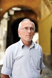 Franček Drenovec, ekonomist: &raquo;Ko domača poraba znatno ali celo zelo močno presega sposobnost družbe za ustvarjanje produkta, kar se sedaj že nekaj časa dogaja pri nas, je z ekonomijo in celotno družbo nekaj narobe.&laquo;
