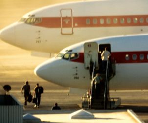 Ena od fotografij iz projekta Mejna telefotografija (Limit Telephotography), v katerem je izsledil in na skrivaj fotografiral tajne baze ameriške vojske. Fotografija je nastala na letališču v okolici Las Vegasa.