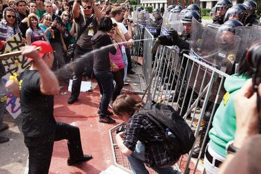 Policisti so na napade huliganov in vinjenih protestnikov odgovarjali s solzivcem.