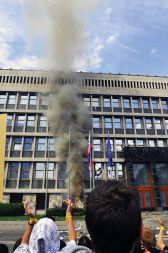 Aplavz ob uspešno vrženi molotovki v grmovje pred parlamentom.