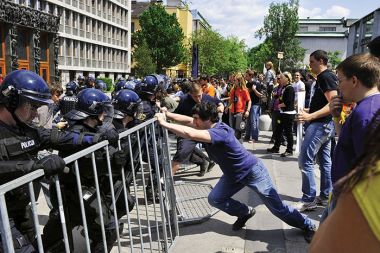 Objestnost in nastopaštvo kot končni rezultat demonstracij.